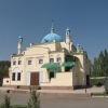 Мечеть Али Мухаммед - Мечеть \"Али Мухаммед\" одна из лучших мечетей в своем районе. Чисто, акуратно, ухоженные палисадники с розами, беседка в живописной тени яблоневых садов, где можно придаться чтению или просто хорошо отдохнуть. Наличие действующих фонтанов вокруг которых предусмотрительно расставлены удобные скамейки - решение которое пока не реализовала ни одна мечеть в Алматы. Это очень кстати, так как в летнее время, а месяц Рамазан в этом году приходится на август, прохлада фонтанов может стать спасительной для постящихся мусульман. Атмосфера мечети - доброжелательная, интерьер - приятный и полезный. На коллоннах размещены полки для книг, изобилующие религиозной литературой, в том числе и на русском языке. Для того, кто не торопится, посещение мечети окажется однозначно полезным. Здеь есть с кем поговорить, доступ к информации в виде книг - мгновенный, а джамаат собирающийся на обязательные молитвы - внушительный.